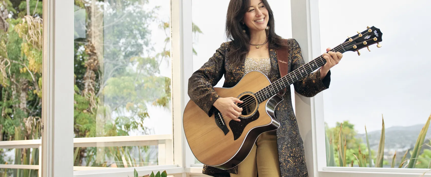 taylor-guitars-700-series-hero-image-desktop