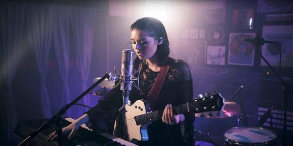 Taylorguitars_EliseTrouw_Burn