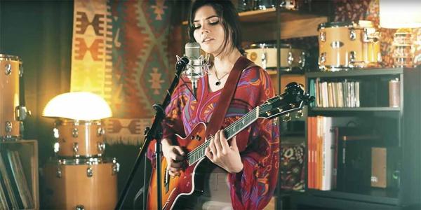 Taylorguitars_EliseTrouw_Police