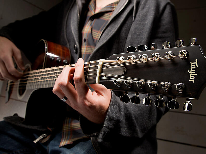 Гитара taylor. Гитара Тейлор. Taylor Acoustic Guitar. Гитарист самоучка. Тейлор гитара фото.